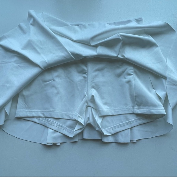 White sports skort with phone pocket - Picture 9 of 13